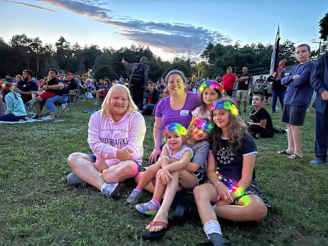 Jules, Kaylee and Saylor Grosso, Kim Hurst, Serenity Conant and Hazel Martin attend the concert and fireworks.